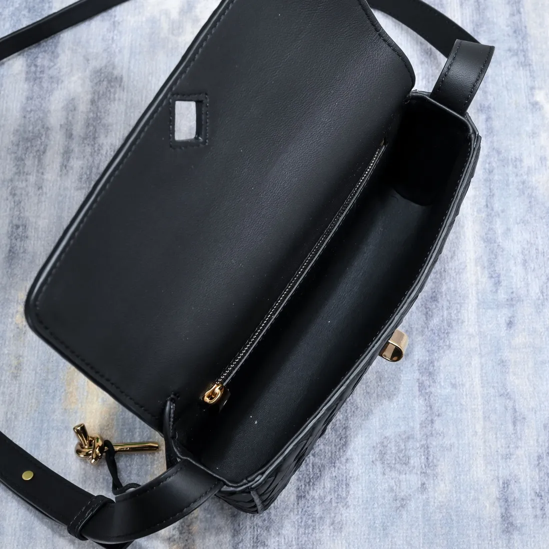 Batch 1420 Bottega Veneta's new style 🆕 mini andiamo bag is so pretty. The dark brown color is very versatile. It is high-end and casual and sexy. Andiamo is not only a commuter bag 🥰 It can be worn crossbody and carried by hand, and it is no problem to match it with evening wear. It can be matched with clothes casually, showing high-end elegance. Style number: 5545 Size: 21.5*13*4.5cm
